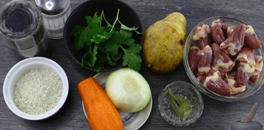 Фото приготовления рецепта: Суп с куриными сердечками и рисом - шаг №1