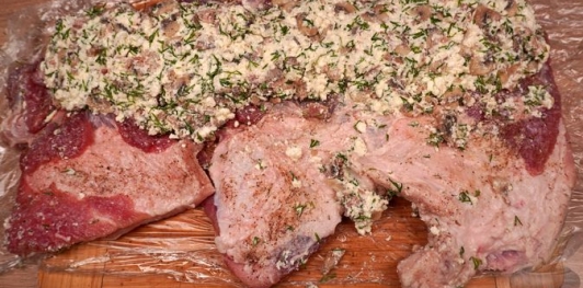 Фото приготовления рецепта: Свиная грудинка, фаршированная грибами, брынзой и творогом - шаг №15