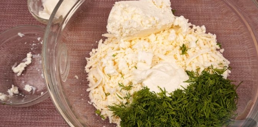 Фото приготовления рецепта: Свиная грудинка, фаршированная грибами, брынзой и творогом - шаг №11