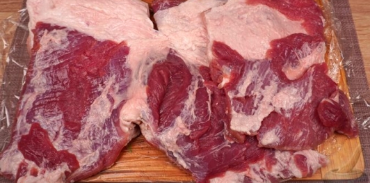 Фото приготовления рецепта: Свиная грудинка, фаршированная грибами, брынзой и творогом - шаг №7