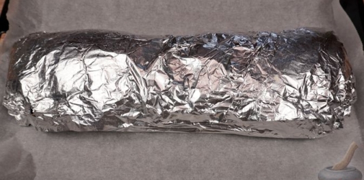 Фото приготовления рецепта: Свиная грудинка, фаршированная грибами, брынзой и творогом - шаг №17