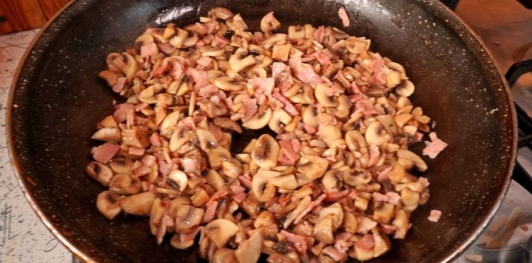 Фото приготовления рецепта: Свиная грудинка, фаршированная грибами, брынзой и творогом - шаг №6