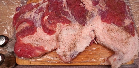 Фото приготовления рецепта: Свиная грудинка, фаршированная грибами, брынзой и творогом - шаг №8