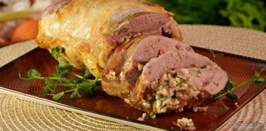 Фото приготовления рецепта: Свиная грудинка, фаршированная грибами, брынзой и творогом - шаг №20