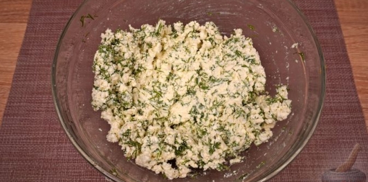 Фото приготовления рецепта: Свиная грудинка, фаршированная грибами, брынзой и творогом - шаг №12