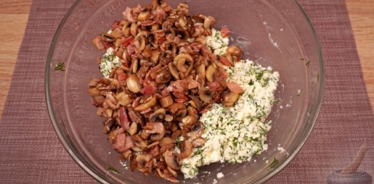 Фото приготовления рецепта: Свиная грудинка, фаршированная грибами, брынзой и творогом - шаг №13