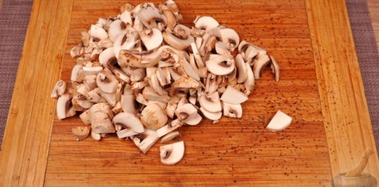 Фото приготовления рецепта: Свиная грудинка, фаршированная грибами, брынзой и творогом - шаг №4