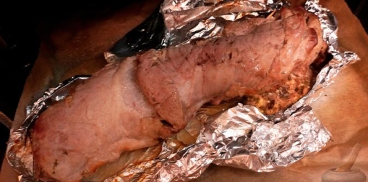 Фото приготовления рецепта: Свиная грудинка, фаршированная грибами, брынзой и творогом - шаг №18