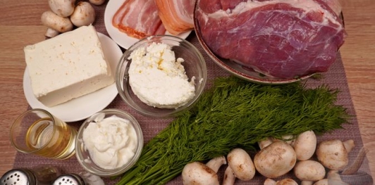 Фото приготовления рецепта: Свиная грудинка, фаршированная грибами, брынзой и творогом - шаг №1