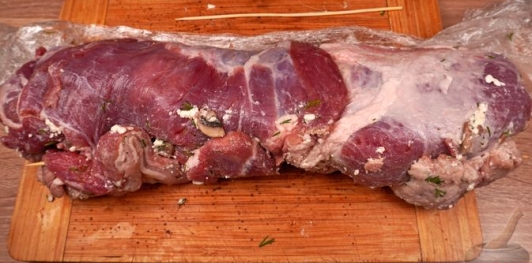 Фото приготовления рецепта: Свиная грудинка, фаршированная грибами, брынзой и творогом - шаг №16