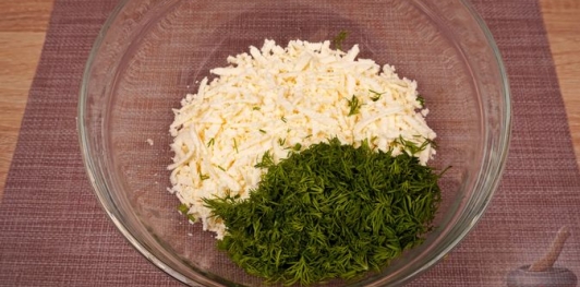 Фото приготовления рецепта: Свиная грудинка, фаршированная грибами, брынзой и творогом - шаг №10