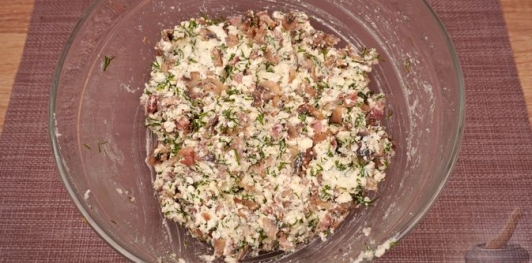 Фото приготовления рецепта: Свиная грудинка, фаршированная грибами, брынзой и творогом - шаг №14