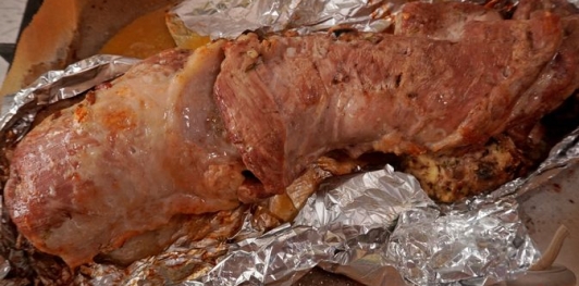 Фото приготовления рецепта: Свиная грудинка, фаршированная грибами, брынзой и творогом - шаг №19