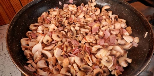 Фото приготовления рецепта: Свиная грудинка, фаршированная грибами, брынзой и творогом - шаг №5