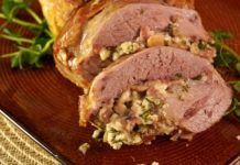 Свиная грудинка, фаршированная грибами, брынзой и творогом