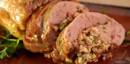 Фото приготовления рецепта: Свиная грудинка, фаршированная грибами, брынзой и творогом - шаг №21