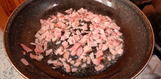 Фото приготовления рецепта: Свиная грудинка, фаршированная грибами, брынзой и творогом - шаг №3