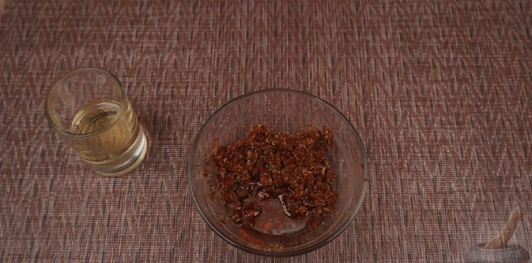 Фото приготовления рецепта: Свиная шея, запечённая с квашеной капустой - шаг №3