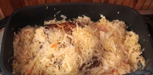 Фото приготовления рецепта: Свиная шея, запечённая с квашеной капустой - шаг №13