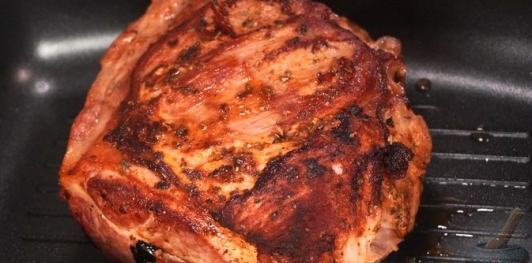 Фото приготовления рецепта: Свиная шея, запечённая с квашеной капустой - шаг №6