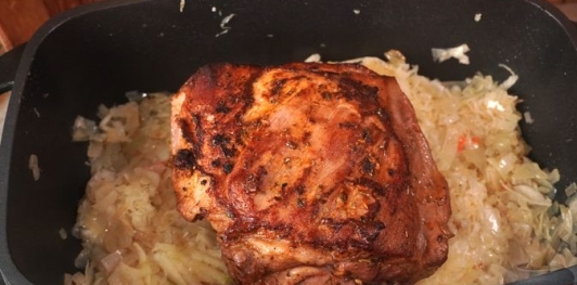 Фото приготовления рецепта: Свиная шея, запечённая с квашеной капустой - шаг №12