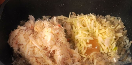 Фото приготовления рецепта: Свиная шея, запечённая с квашеной капустой - шаг №10