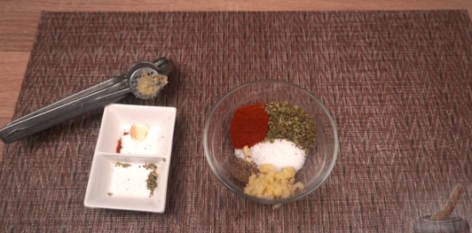 Фото приготовления рецепта: Свиная шея, запечённая с квашеной капустой - шаг №2