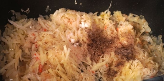 Фото приготовления рецепта: Свиная шея, запечённая с квашеной капустой - шаг №11