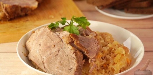 Фото приготовления рецепта: Свиная шея, запечённая с квашеной капустой - шаг №16