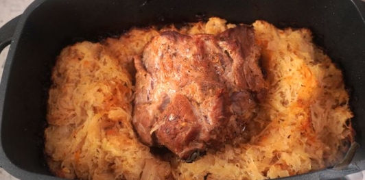 Фото приготовления рецепта: Свиная шея, запечённая с квашеной капустой - шаг №14