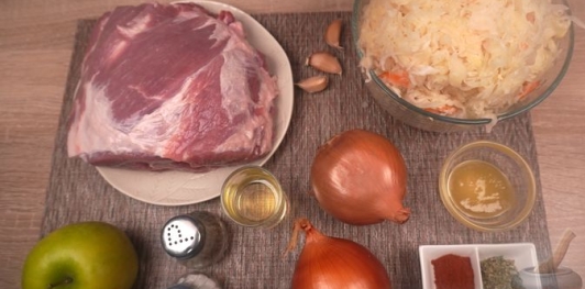 Фото приготовления рецепта: Свиная шея, запечённая с квашеной капустой - шаг №1