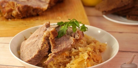 Фото приготовления рецепта: Свиная шея, запечённая с квашеной капустой - шаг №17