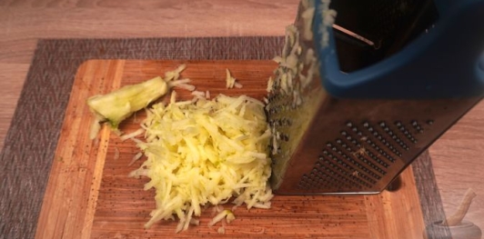 Фото приготовления рецепта: Свиная шея, запечённая с квашеной капустой - шаг №9