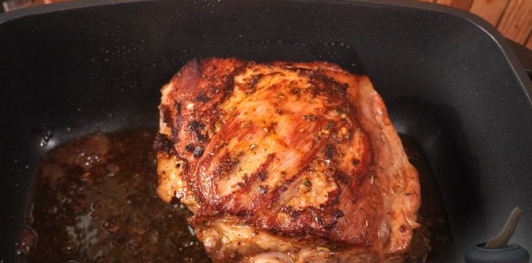 Фото приготовления рецепта: Свиная шея, запечённая с квашеной капустой - шаг №5