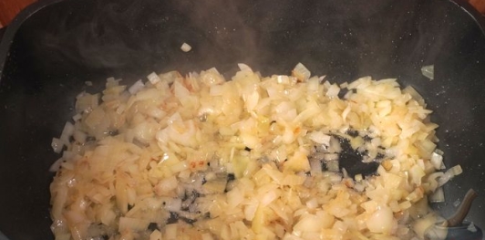 Фото приготовления рецепта: Свиная шея, запечённая с квашеной капустой - шаг №8