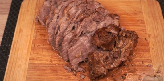 Фото приготовления рецепта: Свиная шея, запечённая с квашеной капустой - шаг №15