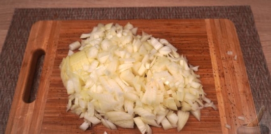 Фото приготовления рецепта: Свиная шея, запечённая с квашеной капустой - шаг №7