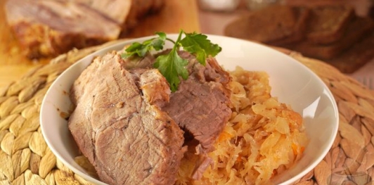 Фото приготовления рецепта: Свиная шея, запечённая с квашеной капустой - шаг №19