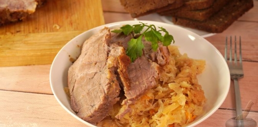 Фото приготовления рецепта: Свиная шея, запечённая с квашеной капустой - шаг №18