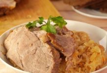 Свиная шея, запечённая с квашеной капустой