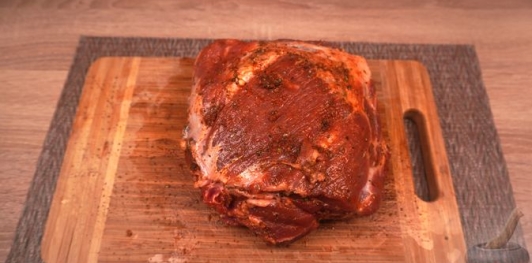 Фото приготовления рецепта: Свиная шея, запечённая с квашеной капустой - шаг №4