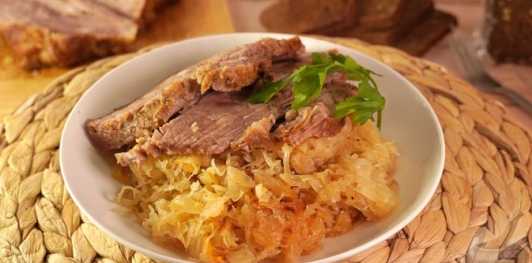 Фото приготовления рецепта: Свиная шея, запечённая с квашеной капустой - шаг №20