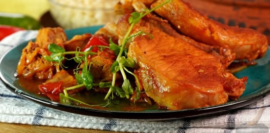 Фото приготовления рецепта: Свинина, тушенная с овощами, беконом и копчёными колбасками (по-дебреценски) - шаг №24