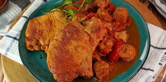 Фото приготовления рецепта: Свинина, тушенная с овощами, беконом и копчёными колбасками (по-дебреценски) - шаг №23