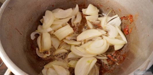 Фото приготовления рецепта: Свинина, тушенная с овощами, беконом и копчёными колбасками (по-дебреценски) - шаг №12