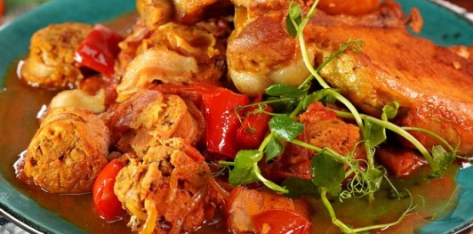 Фото приготовления рецепта: Свинина, тушенная с овощами, беконом и копчёными колбасками (по-дебреценски) - шаг №25