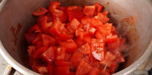 Фото приготовления рецепта: Свинина, тушенная с овощами, беконом и копчёными колбасками (по-дебреценски) - шаг №17