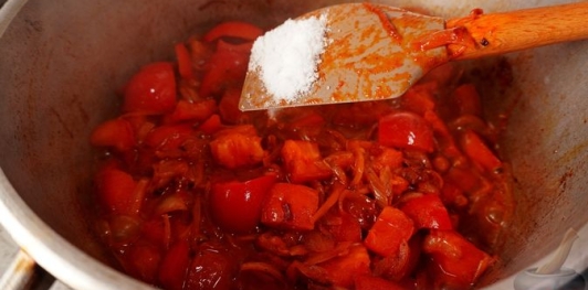 Фото приготовления рецепта: Свинина, тушенная с овощами, беконом и копчёными колбасками (по-дебреценски) - шаг №19