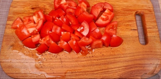 Фото приготовления рецепта: Свинина, тушенная с овощами, беконом и копчёными колбасками (по-дебреценски) - шаг №14