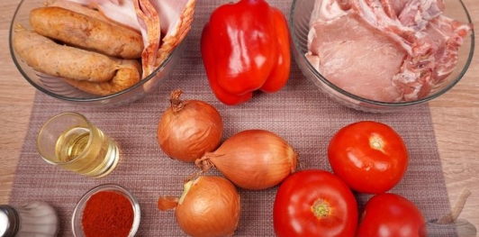 Фото приготовления рецепта: Свинина, тушенная с овощами, беконом и копчёными колбасками (по-дебреценски) - шаг №1